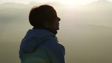 Manzaraya arayan kadın. Tarayıcı arka aydınlatma, dikiz siluet.