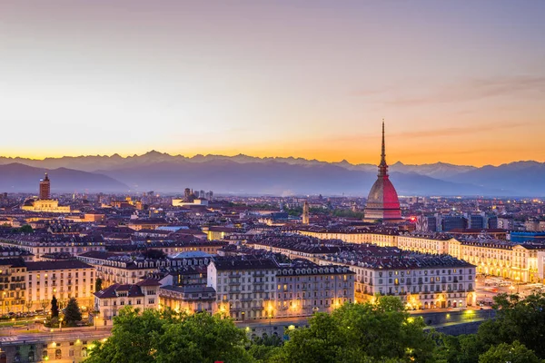 Cityscape de Torino (Turim, Itália) ao entardecer com céu colorido — Fotografia de Stock