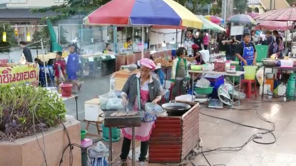 Nong Khai, Thaïlande - Décembre, 2016 : délicieux stand de nourriture et les gens itinérants dans le marché coloré week-end de rue à Nong Khai, Thaïlande . — Video
