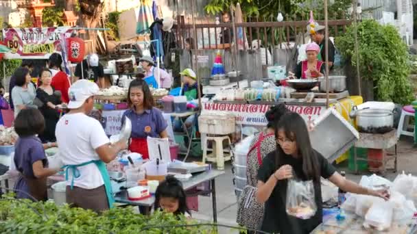 Nong khai, thailand - Dezember 2016: leckere Essensstände und herumstreunende Menschen auf dem bunten Wochenend-Straßenmarkt in nong khai, thailand. — Stockvideo