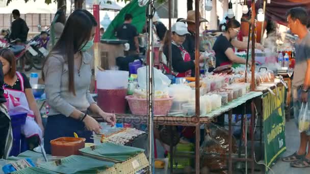Nong khai, thailand - Dezember 2016: leckere Essensstände und herumstreunende Menschen auf dem bunten Wochenend-Straßenmarkt in nong khai, thailand. — Stockvideo