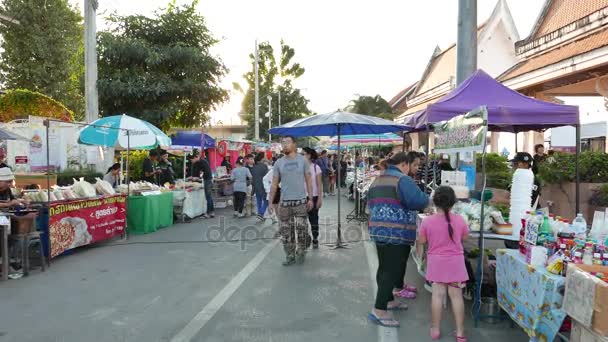 Nong Khai, Tailandia - Diciembre de 2016: delicioso puesto de comida y gente itinerante en el colorido mercado callejero de fin de semana en Nong Khai, Tailandia . — Vídeos de Stock