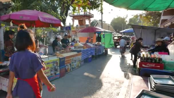 Nong Khai, Thailand - Aralık, 2016: lezzetli yiyecek durak ve Nong Khai, Thailand, renkli hafta sonu sokak pazarında gezici insanlar. — Stok video