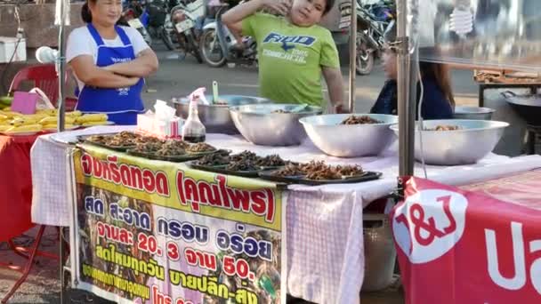 Nong Khai, Tailândia - dezembro de 2016: deliciosas barracas de comida e pessoas itinerantes no colorido mercado de rua de fim de semana em Nong Khai, Tailândia . — Vídeo de Stock