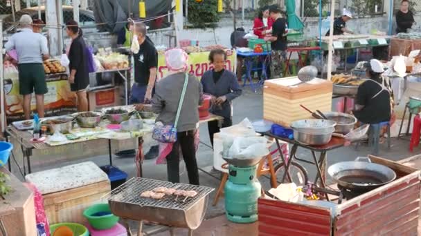 Nong Khai, Tailandia - Diciembre de 2016: delicioso puesto de comida y gente itinerante en el colorido mercado callejero de fin de semana en Nong Khai, Tailandia . — Vídeos de Stock