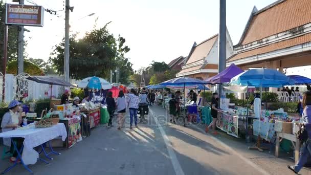 Nong Khai, Thailand - Aralık, 2016: lezzetli yiyecek durak ve Nong Khai, Thailand, renkli hafta sonu sokak pazarında gezici insanlar. — Stok video