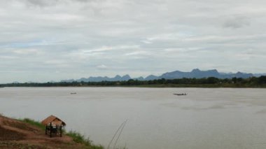 Görkemli Mekong Nehri üzerinde yüzen balıkçı teknesi.