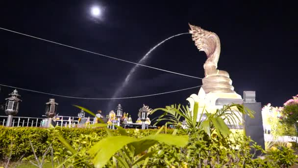 Nakhon Phanom, Thailand - December 2016: trafik och människor roaming i torget nattetid på Nakhon Phanom, Thailand. — Stockvideo