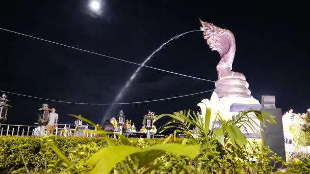 Nakhon Phanom, Tailandia - Diciembre de 2016: tráfico y personas vagando en la plaza principal por la noche en Nakhon Phanom, Tailandia . — Vídeo de stock