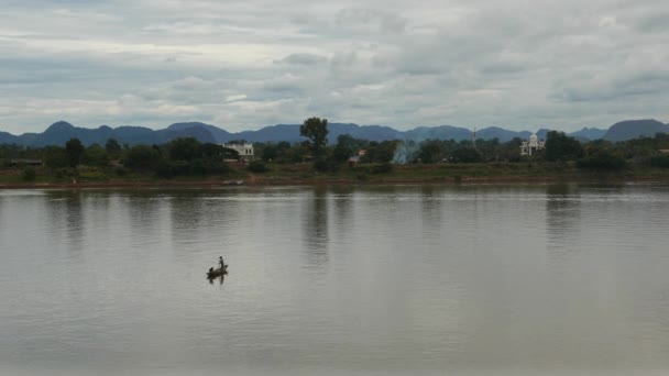 Barco de pescadores flotando en el majestuoso río Mekong . — Vídeo de stock