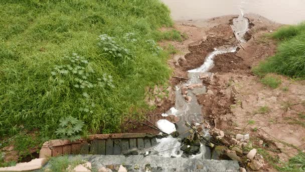 Esgotos drenam águas poluídas não ameaçadas para o rio Mekong, Tailândia, Sudeste Asiático . — Vídeo de Stock