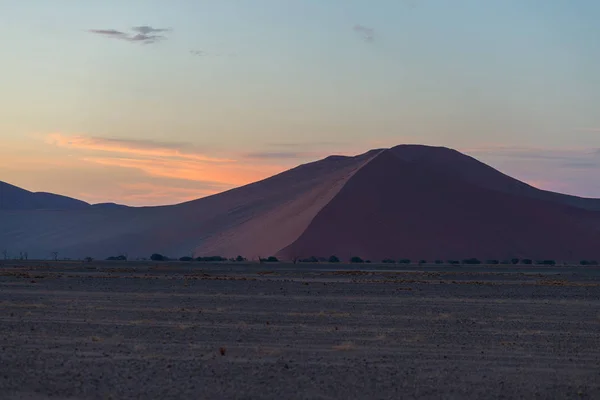 Farbenfroher Sonnenuntergang über der namib-Wüste, namibia, afrika. malerische Sanddünen im Gegenlicht im namib naukluft Nationalpark, swakopmund. — Stockfoto