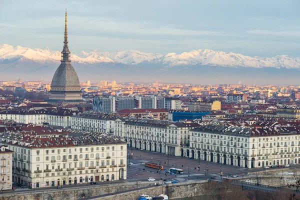 Torino (Turín, Italia): paisaje urbano al amanecer con detalles del topo Antonelliana imponente sobre la ciudad. Escénica luz colorida en los Alpes nevados en el fondo . — Foto de Stock