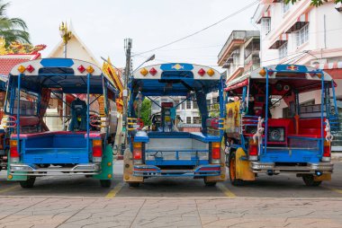 Mavi komik rickshaws (tuk tuk) Bankok, Tayland sokakta dizilmiş. Arkadan görünüş.
