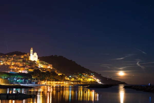 Sterrenhemel en maanlicht's gloeiende Cervo, Ligurische Riviera, Italië — Stockfoto