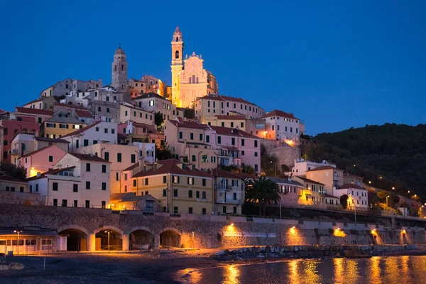Tähtitaivas ja kuunvalo hehkuva Cervo, Ligurian Riviera, Italia — kuvapankkivalokuva