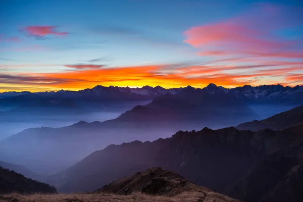 山のシルエットと夕焼け月見事な空 — ストック写真