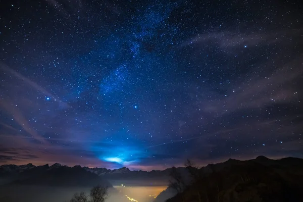 Noite nos Alpes sob céu estrelado e luar Imagens De Bancos De Imagens