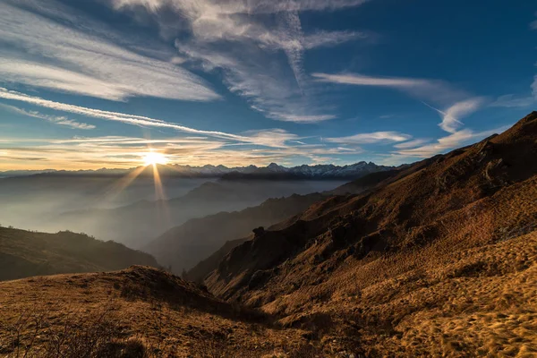 Silueta horských a ohromující obloha při západu slunce — Stock fotografie