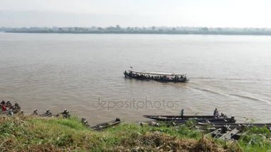 Mukdahan, Tayland - Aralık 2017: sabah Laos pazarı Mukdahan, Tayland için mal taşıyan Mekong Nehri üzerinde yüzen tekne.