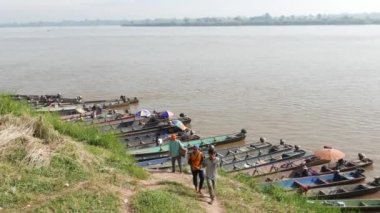 Mukdahan, Tayland - Aralık 2017: sabah Laos pazarı Mukdahan, Tayland için mal taşıyan Mekong Nehri üzerinde yüzen tekne.
