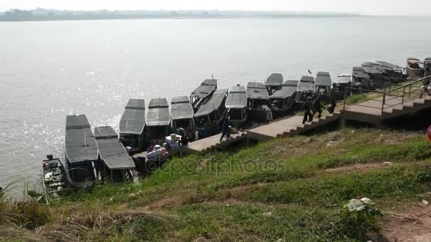 Mukdahan, Tailândia - dezembro de 2017: barcos flutuando no rio Mekong transportando mercadorias para o mercado laociano matutino em Mukdahan, Tailândia . — Vídeo de Stock