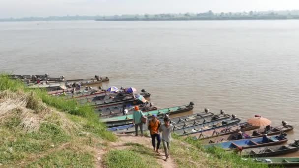 Mukdahan, Thailandia - Dicembre 2017: barche galleggianti sul fiume Mekong che trasportano merci per il mercato laotiano del mattino a Mukdahan, Thailandia . — Video Stock