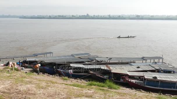 Mukdahan, Thaïlande - Décembre 2017 : bateaux flottant sur le Mékong transportant des marchandises pour le marché laotien matinal à Mukdahan, Thaïlande . — Video