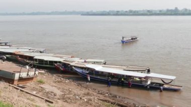 Mukdahan, Tayland - Aralık 2017: sabah Laos pazarı Mukdahan, Tayland için mal taşıyan Mekong Nehri üzerinde yüzen tekne.