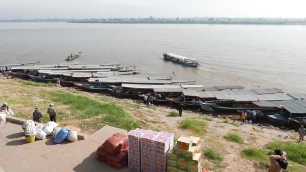 Mukdahan, thailand - Dezember 2017: auf dem Mekong schwimmende Boote mit Waren für den morgendlichen laotischen Markt in mukdahan, thailand. — Stockvideo