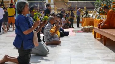 O Phanom, Tayland - Aralık 2016: bir grup insan, Wat Phra ki Phanom, Tayland Budist keşiş ile dua.