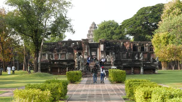 Phimai, thailand - dezember 2016: gruppe von touristen besuchen phimai historic park, alte khmer siedlung, nordost thailand. — Stockvideo