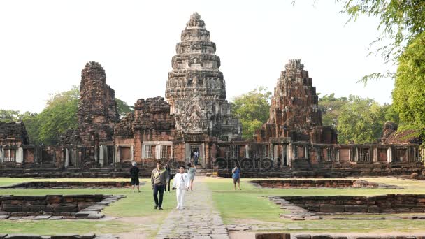 Phimai, Tailandia - Diciembre 2016: Grupo de turistas que visitan el parque histórico de Phimai, antiguo asentamiento jemer, noreste de Tailandia . — Vídeos de Stock