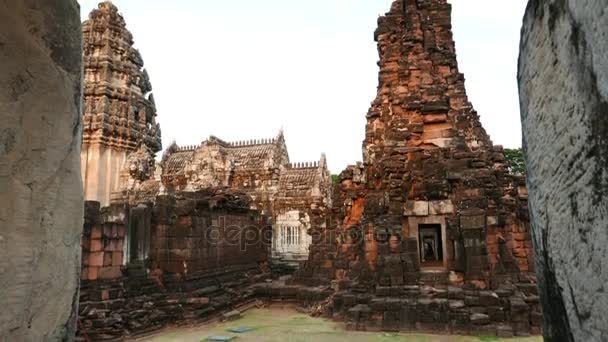 Phimai Historical Park, ősi Khmer település, templom, régi romok és úti cél észak-keleti Thaiföldön. — Stock videók