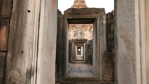 Phimai historický Park, pravěkého osídlení v rudých, chrám, staré ruiny a cíl cesty v North East Thailand. — Stock video