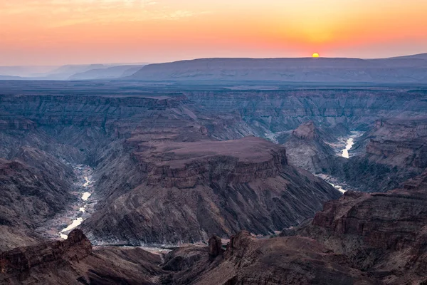 Balık River Canyon, doğal seyahat hedef Güney Namibya. Dağ sırtlar üzerinde son güneş ışığı. Yukarıdan geniş açılı görünüş.