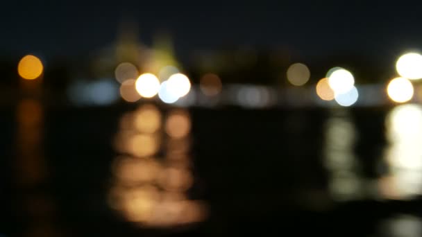 Lampu kota yang difokuskan terlihat dari perahu berkuda, Sungai Chao Phraya, Bangkok, Thailand . — Stok Video