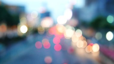 Alacakaranlıkta kentsel büyük sokak ufuk trafik ve şehir ışıkları.