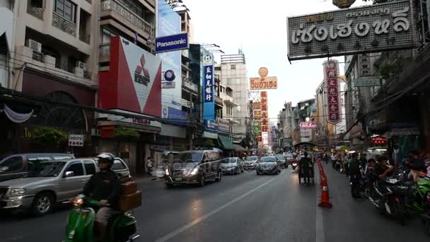 Bangkok, Thailandia - dicembre 2016: persone e veicoli in roaming nel distretto di Chinatown, Bangkok, Thailandia . — Video Stock