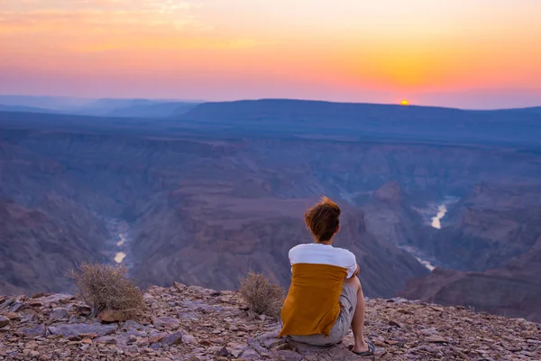 Achteraanzicht van toeristische weidse uitzicht over de Fish River Canyon, schilderachtige reisbestemming in zuidelijke Namibië kijken. Ultra brede hoekmening van bovenaf. — Stockfoto