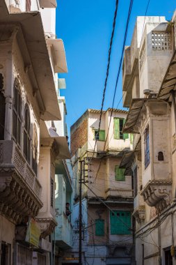 Udaipur, Hindistan - 29 Ocak 2017: büyüleyici dar sokakları ve sokakları Udaipur, ünlü seyahat hedef, Rajasthan Hindistan, yürüyüş.