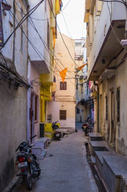 Udaipur, Hindistan - 29 Ocak 2017: büyüleyici dar sokakları ve sokakları Udaipur, ünlü seyahat hedef, Rajasthan Hindistan, yürüyüş.