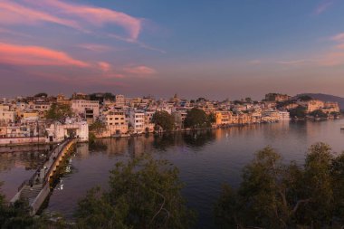 Udaipur cityscape batımında renkli gökyüzü ile. Göl PICHOLA, seyahat hedef, Rajasthan Hindistan görkemli şehir sarayının