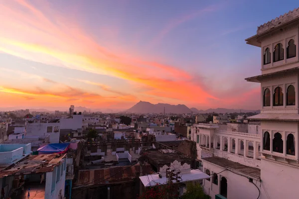 Paisaje urbano de Udaipur con cielo colorido al atardecer, destino de viaje en Rajastán, India — Foto de Stock