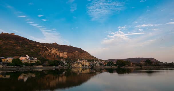 Bundi stadsgezicht van zonsondergang tot 's avonds. De majestueuze stadspaleis en Tara fort weerspiegeld op meer. Reisbestemming in Rajasthan, India. Time-lapse. — Stockvideo