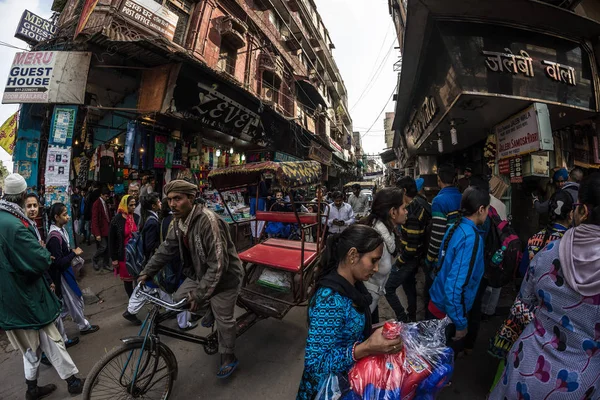 Delhi, India - January 27, 2017: Crowd, food stalls and traffic at Chandni Chowk, Old Delhi, famous travel destination in India. Fisheye view. — Stock Photo, Image
