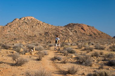 Namib Çölü, Namib Naukluft Milli Parkı, Namibya hiking bir kişi. Macera ve keşif Afrika. Açık mavi gökyüzü.