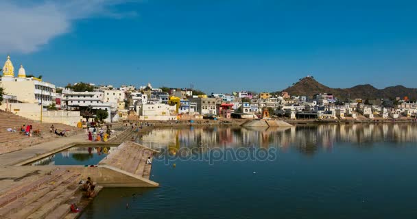 Pushkar, Inde - 15 février 2017 : Le temps passe aux ghats sacrés sur l'étang d'eau à Pushkar, Rajasthan, Inde, ville sacrée pour les hindous . — Video
