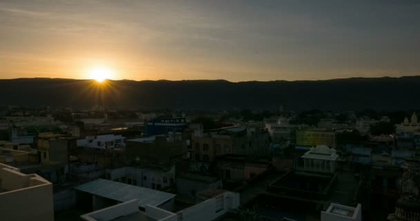 Ανατολή ηλίου ώρα λήξη στο Pushkar, Ρατζαστάν, Ινδία. Ναούς, κτήρια και ghats, είδαν από ψηλά — Αρχείο Βίντεο