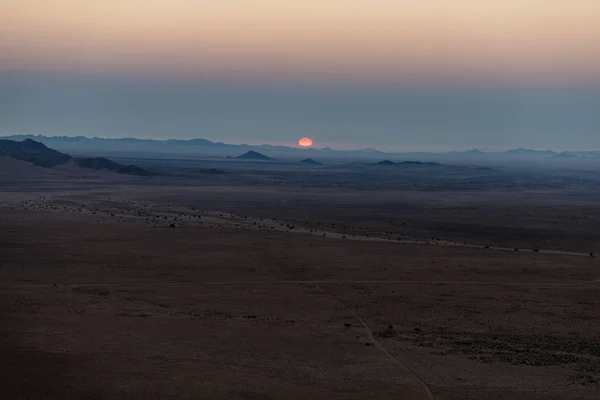 Salida del sol sobre el desierto de Namib, viaje por carretera en el maravilloso Parque Nacional de Namib Naukluft, destino de viaje en Namibia, África. Luz de la mañana, niebla y niebla . — Foto de Stock